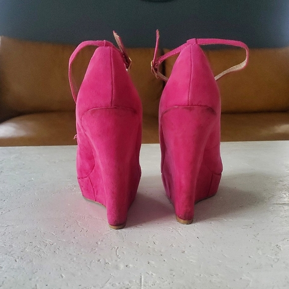 Qupid Pulse 02 Fuchsia Suede Pointy Toe Platform Wedges - Picture 3 of 5